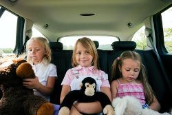 Kinder mit Spiele auf einer langen Autofahrt beschäftigen