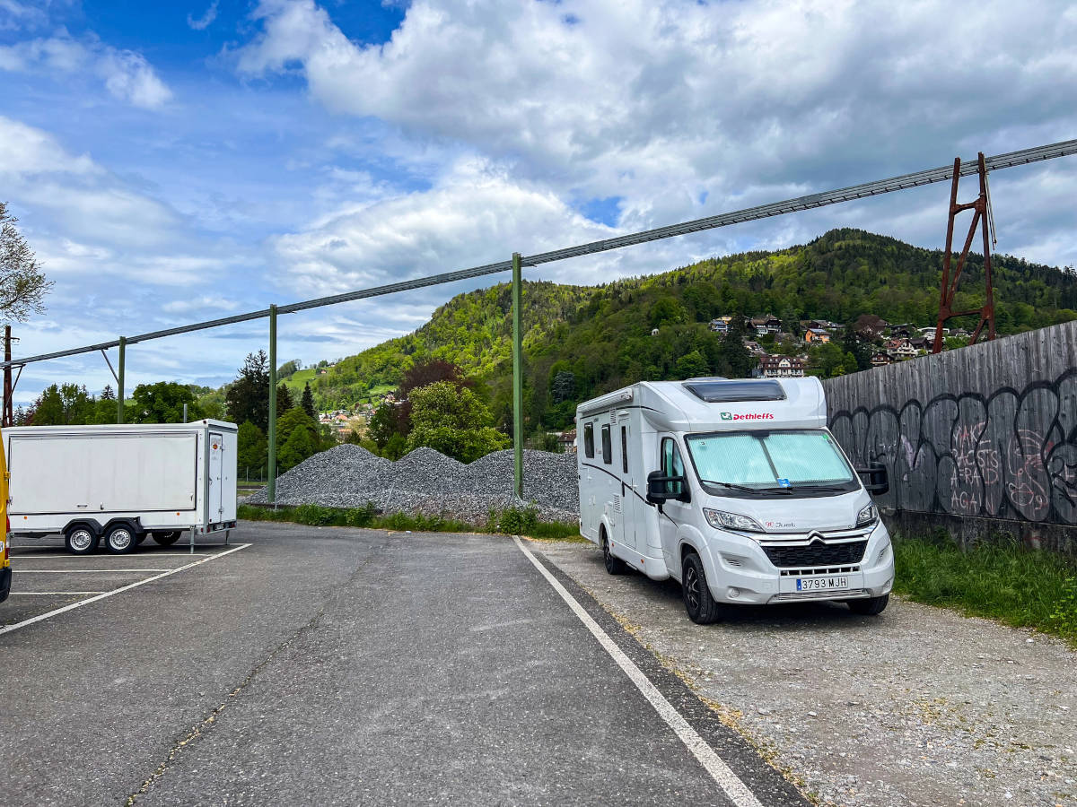 Wohnmobil und Anhänger parken