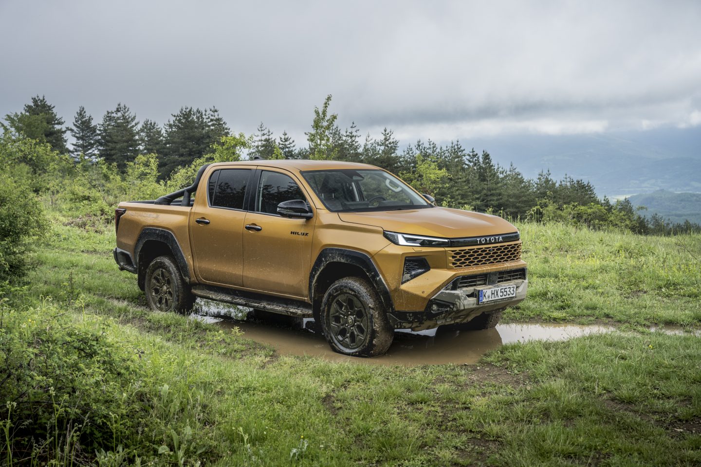 Toyota Hilux startet mit Hybrid und BEV in neue Generation