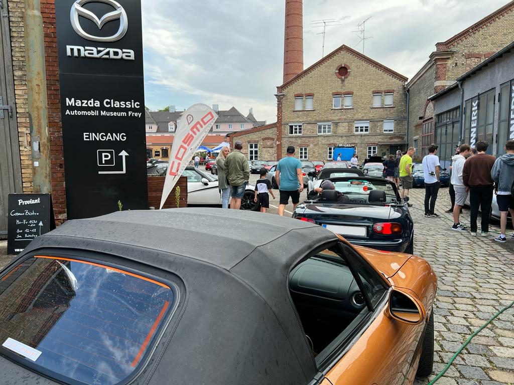 Großes Mazda MX-5 Treffen in Augsburg mit besonderen Gästen