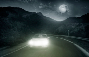 Auto in der Nacht mit Licht