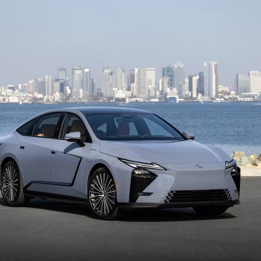 Neuer Lexus ES startet mit mehr Platz, drei Antrieben und höherem Preis